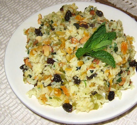 pilaf de arroz saboroso com alfazema e damascos