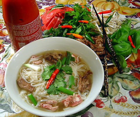 pho pelo chef médio (carne vietnamita e sopa de macarrão de arroz)