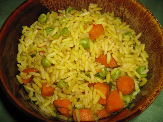 arroz com cenouras e ervilhas (panela de arroz)