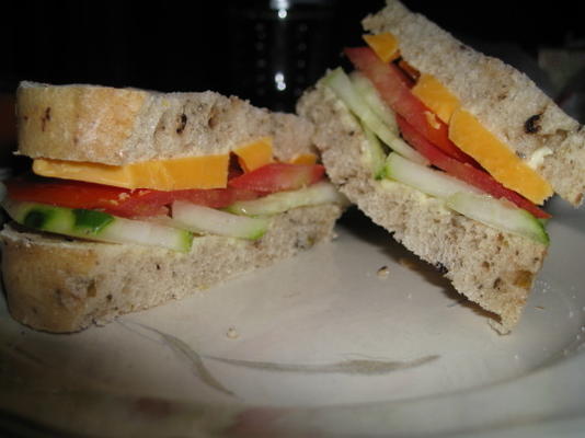 sanduíche de pepino, tomate e queijo cheddar