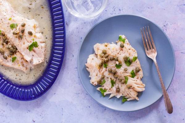 pan-sautandeacute; ed rockfish com alcaparras