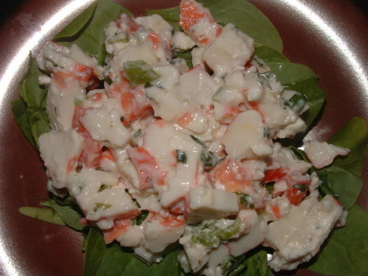 salada de imitação de caranguejo na alface ou no envoltório / pita