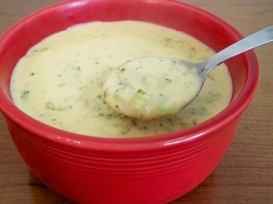 sopa de queijo de brócolis na panela de barro