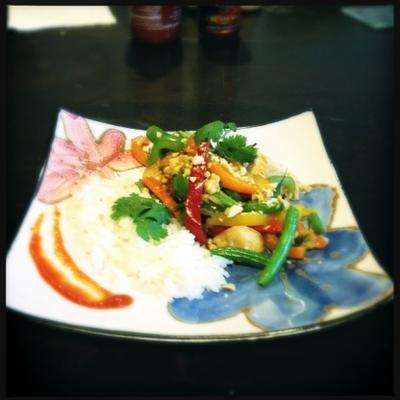 frango tailandês e legumes salteados