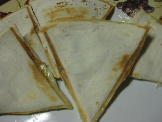 aperitivos de quesadilla de pera, brie e jalapeno