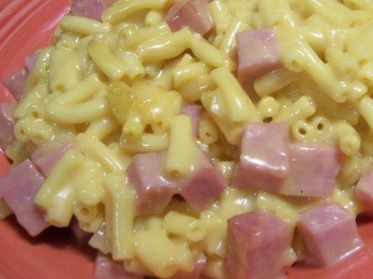 macarrão e queijo prato azul com presunto