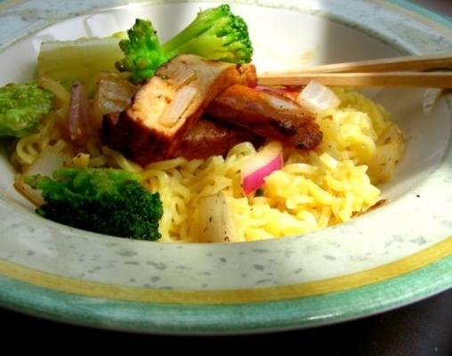 macarrão com tofu frito e brócolis