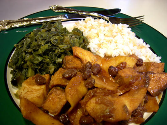 carne de porco em cubos com maçãs e cebolas e passas