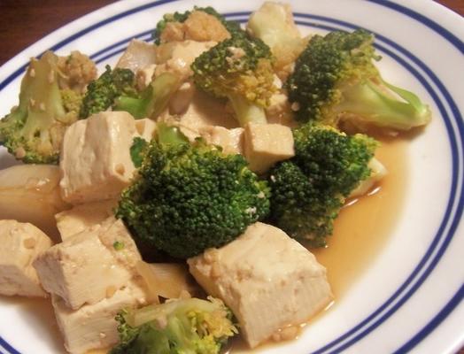 sa cha tofu com brócolis e couve-flor