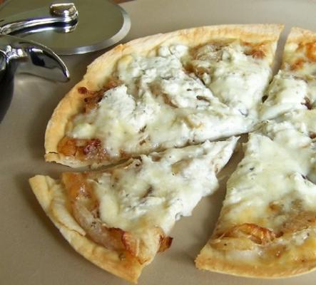 pizza de queijo cebola caramelizada