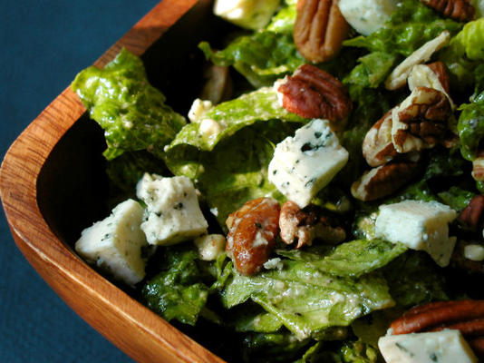 salada de alface romana com molho de nozes e queijo azul