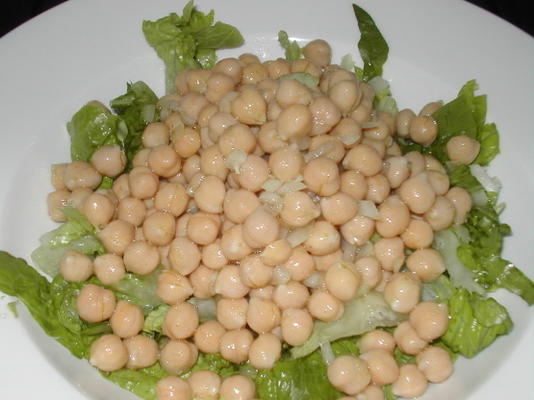 salada de grão de bico muito saborosa