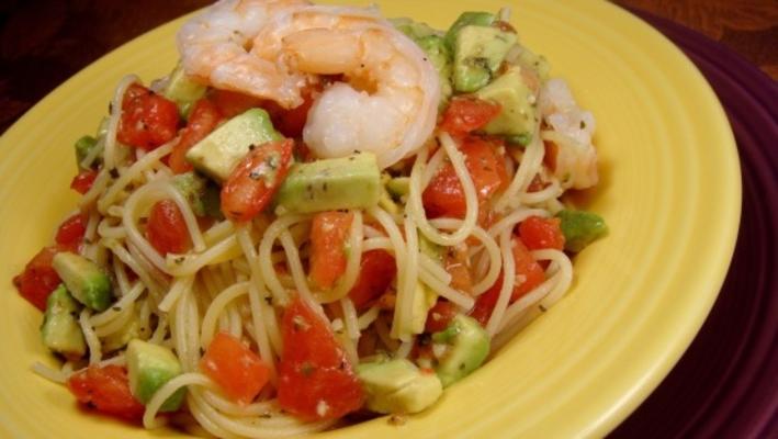 macarrão com tomate, abacate e camarão