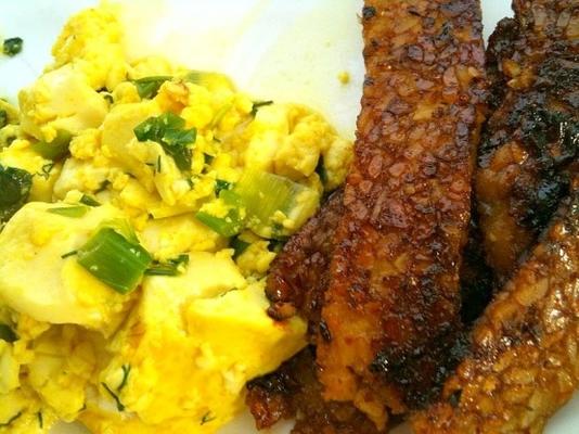 tofu scramble com ervas frescas