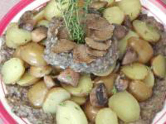 batatas com um puré de cogumelos e guarnecido com trufas