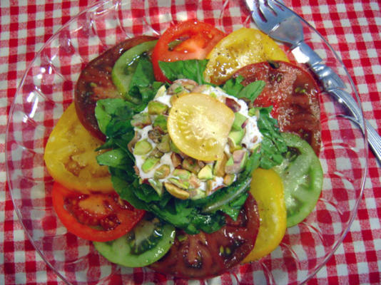 salada de tomate da herança com queijo de cabra e arugula