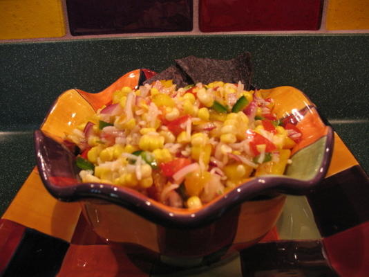 salada de milho e vegetais com molho picante de limão