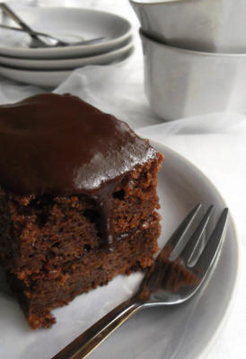 bolo de maçã com cobertura de chocolate