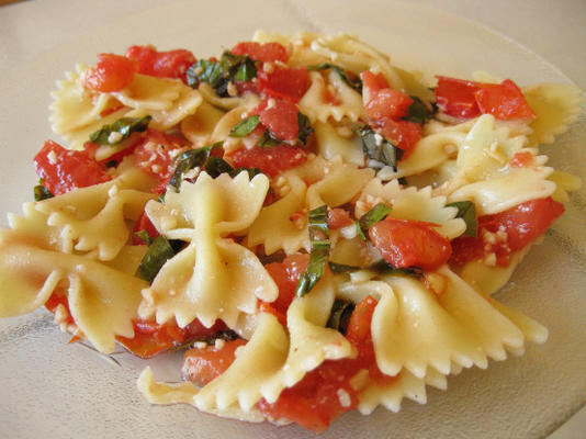 Capellini com tomate, alho e manjericão