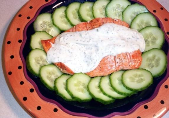 salmão grelhado com molho de cebolinha e endro e pepinos