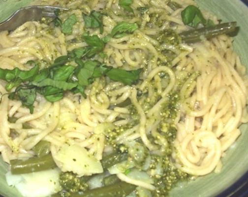 linguine com batatas, feijão verde e pesto