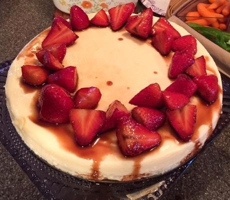 cheesecake de mascarpone com morangos balsâmicos