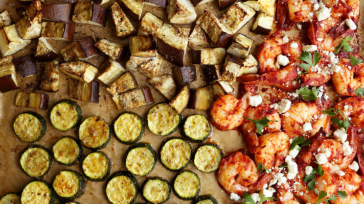camarão pan harissa folha com abobrinha assada e berinjela