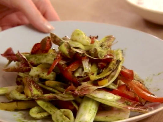 salada de lula com chicória vermelha e molho de limão herby