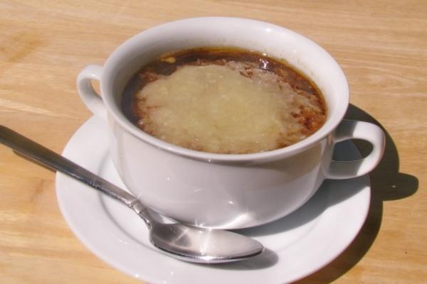 sopa de cebola francesa (soupe a l'oignon)