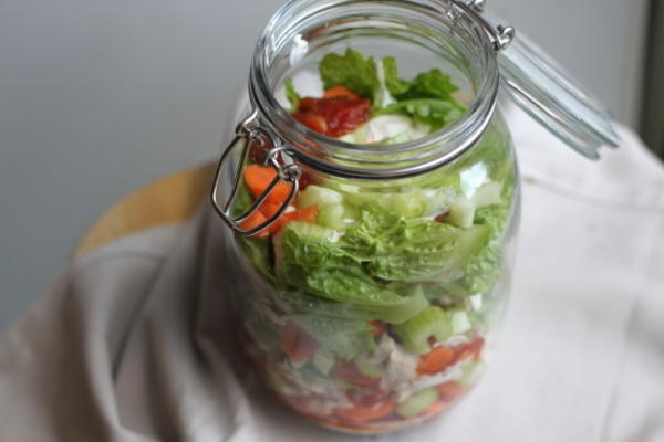 salada de búfalo frango mason jar