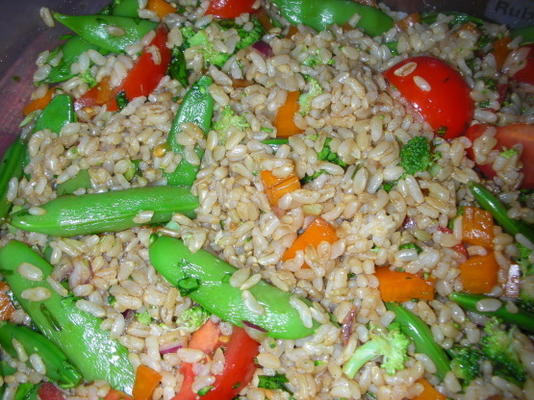 salada de arroz chinês com ervilhas
