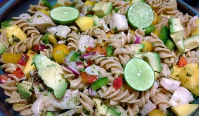 salada de macarrão coentro-lima (com ou sem frango)