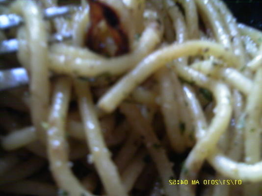 espaguete de estilo romano com alho e azeite