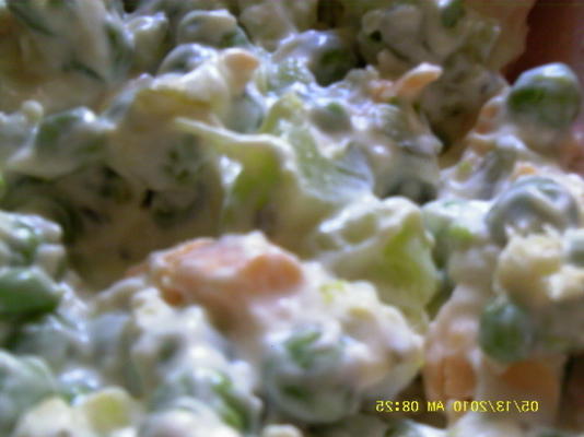 ervilhas verdes e salada de queijo dourado