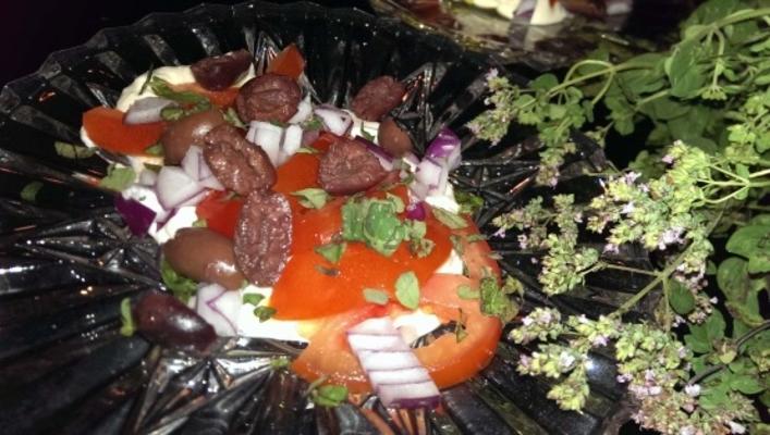 salada grega com mousse feta