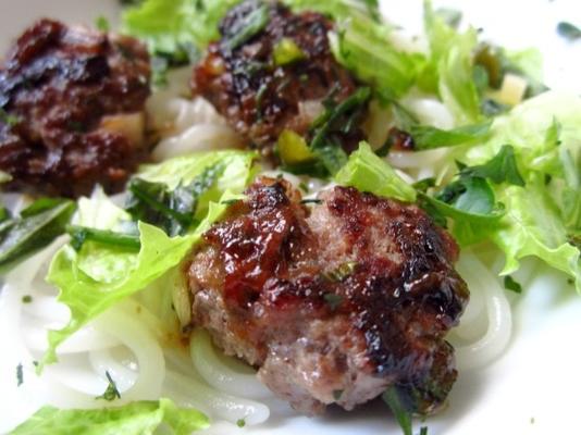 bun cha (almôndega de carne de porco vietnamita e salada de macarrão)