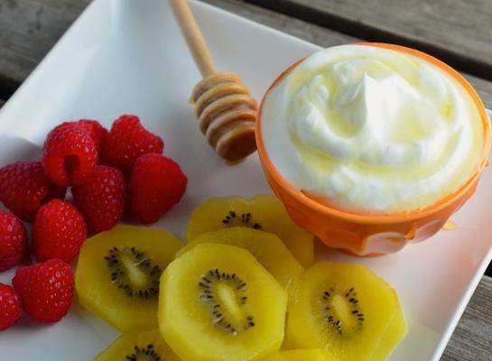 frutas frescas com molho de iogurte grego / molho