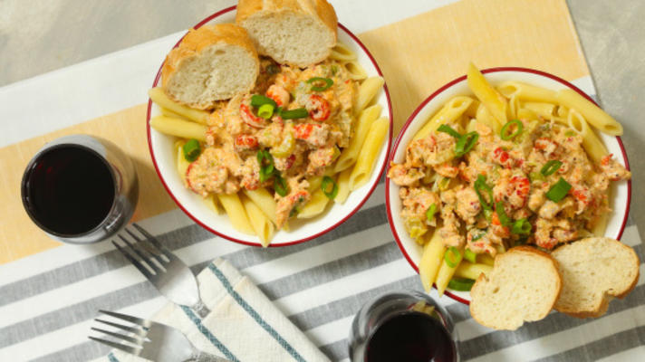 lagostim cajun alfredo com macarrão penne