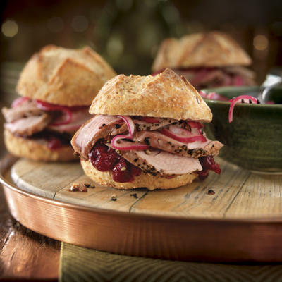 sliders de lombo de porco assado com molho de cranberry e cebolas