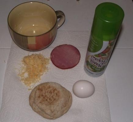 ovo de microondas e sanduíche de muffin tostado