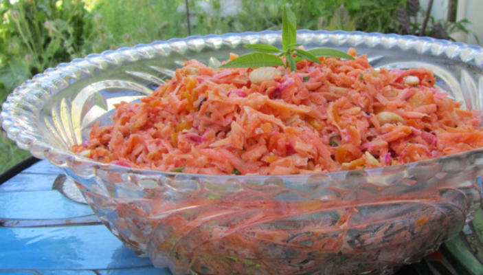 salada de cenoura com amêndoas marcona e mangas secas