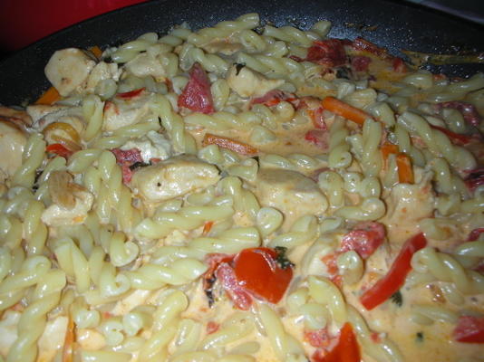 gemelli com frango e legumes em molho de tomate e manjericão