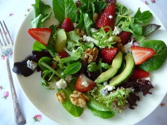 salada de abacate morango com verdes de campo