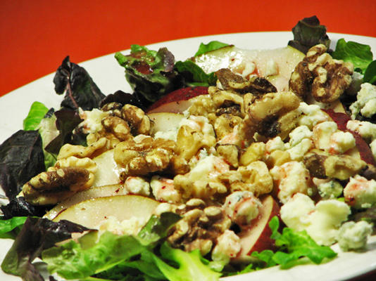 salada de campo com peras e queijo azul