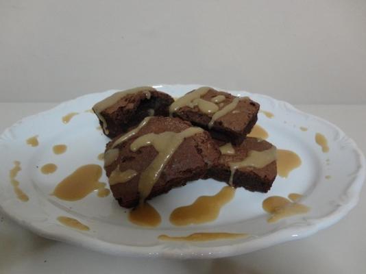 brownies com calda de caramelo