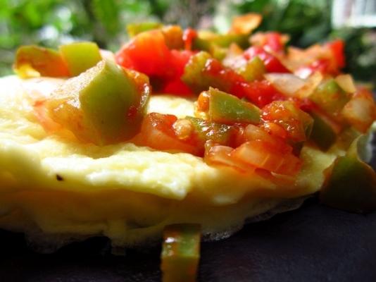 tortilla de tomate ovos com cobertura de tomate