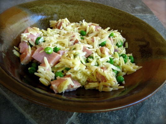 tagliatelle de presunto e ervilha