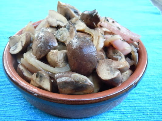 cogumelos marinados com chalotas e tomilho
