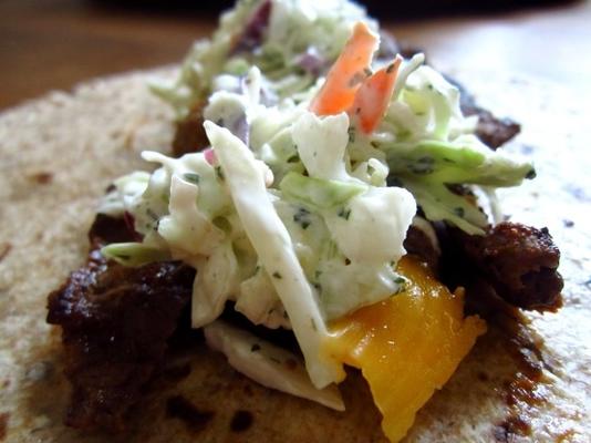 tacos de carnes macias com salada de repolho cremoso