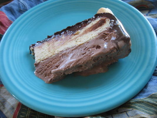 torta de fita de manteiga de amendoim de chocolate congelado